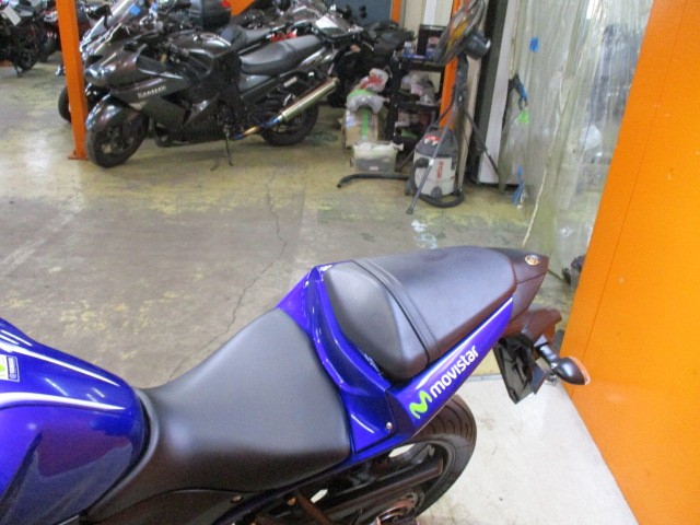 シートもこの通り破れもなければへたりもありません！タンデムも楽々のＲ－３！！ＡＢＳも装備！