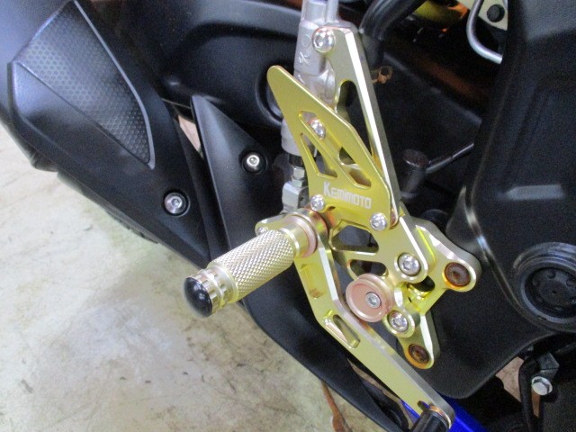 ステップは社外の高価なステップに変更済み！！モビスターカラーとゴールドは本当によく似合う！！