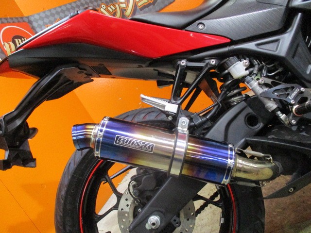 定価６０５００円のＲ－ＥＶＯヒートチタンマフラー装備！ステップもＫＥＭＩＭＮＯＴＯの社外ステップ装備