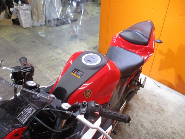 シートもタンクもこの通り状態グッド！！カラーもＹＺＦらしいビビットレッドカクテル！かっこいい！！