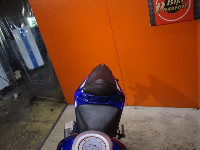 シートもこの通り破れもなければへたりもありません！タンデムも楽々のＲ－３！冗談抜きの早い者勝ちの一台