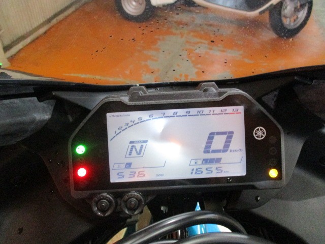 走行びっくり低走行の１６５５ｋｍ！！現行モデルはインパネもフルデジタルでもう気分はＲ－１Ｍですよね！