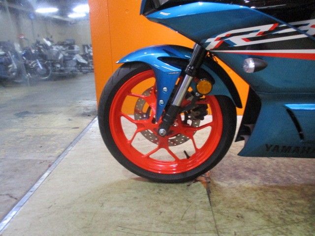 ホイールもこの通り状態グッド！！現行モデルですからフロントフォークもレーシングな倒立フォーク！！