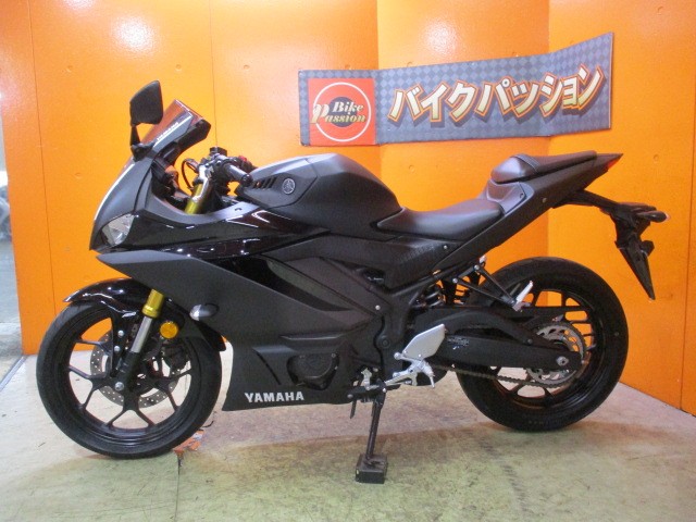 反対側もこの通り状態グッド！私の主観ですが中免で乗れる最高のバイク＝Ｒ－３ですよ！他店追従不可能価格