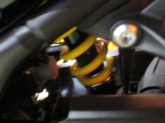 これまた１ポイントですが、この限定３２０台のモンスターカラーはＲサスのカラーがイエローですよ！