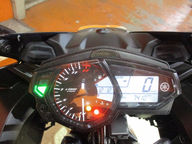 走行も７４１０ｋｍの低走行車！このモデルはタコメーターがアナログなので目でも加速感が楽しめる一台！