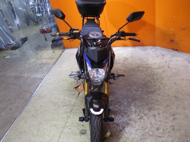 フロントから見てもこの通り状態グッド！左右レバーも社外のゴールドレバー！アジャスター機能付きですよ！