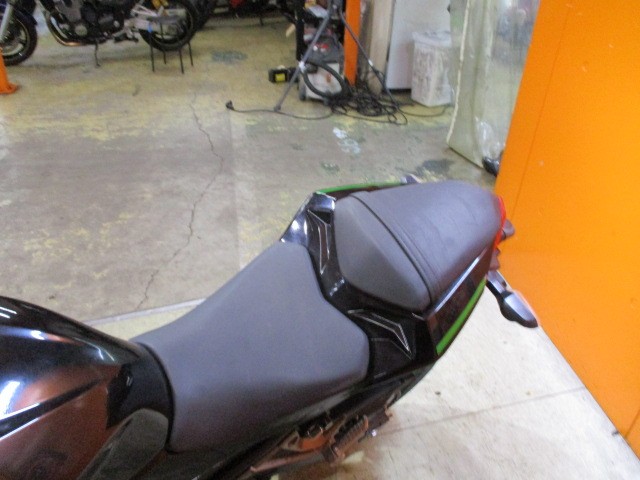 シートもこの通り破れもなければへたりもありません！！タンデムも楽々のＺ２５０！！勝負価格の一台！！