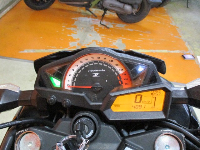 インパネもＺ２５０はＴＨＥネイキッド感があふれています！走行も僅か４０９１ｋｍの低走行車！！