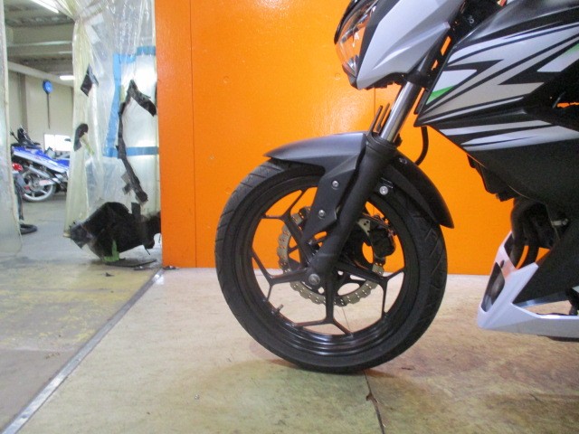 ホイールもこの通り状態グッド！！Ｚ２５０のこの純正ホイールはまるで社外品のようなかっこよさ！！