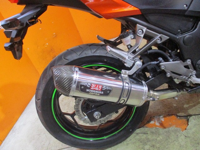 マフラーはなんとブランド品のヨシムラマフラー装備済み！定価約７万円もする高価なマフラーですよ！！