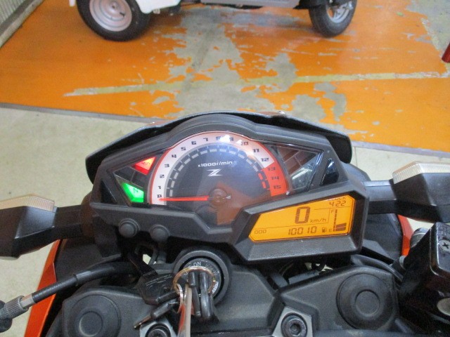 走行も１００１０ｋｍの低走行車！タコメーターがアナログなので目でも加速感が楽しめる一台ですよ！！