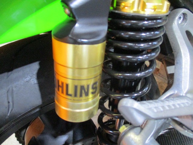 これは大きい！Ｒサスはスウェーデン製のオーリンズサスが装備！走行性能が格段にＵＰしますよ！